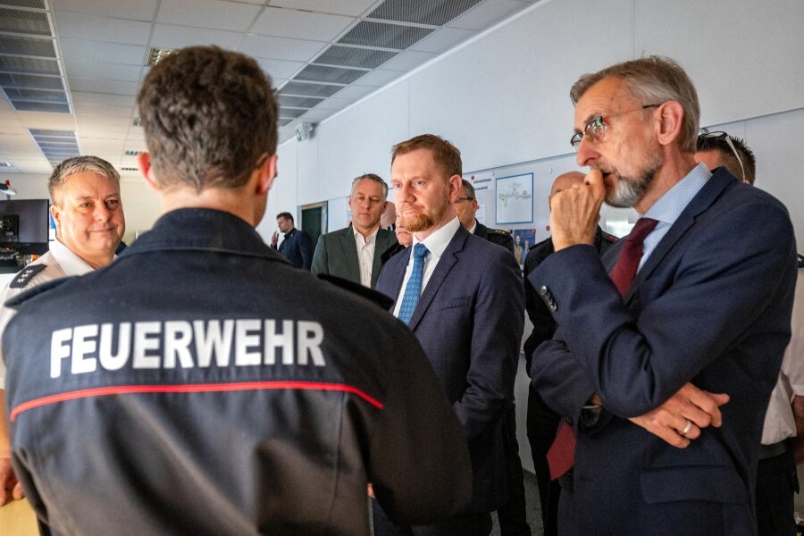 Bei Besuch in Zwickauer Rettungsleitstelle: Hier erfährt MP Kretschmer gerade von einem schlimmen Unfall - Ministerpräsident Michael Kretschmer (Mitte) in der Rettungsleitstelle in Zwickau. Rechts neben ihm Innenminister Armin Schuster.
