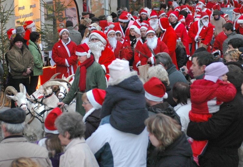 Bei Besucheransturm gehen Kostüme aus - 
              <p class="artikelinhalt">Mit 388 Weihnachtsmännern und -frauen zogen genau 140 Menschen mehr als im Vorjahr einen roten Mantel an. Den traditionellen Umzug der Rotkittel ließen sich die Auerbacher nicht entgehen. </p>
            