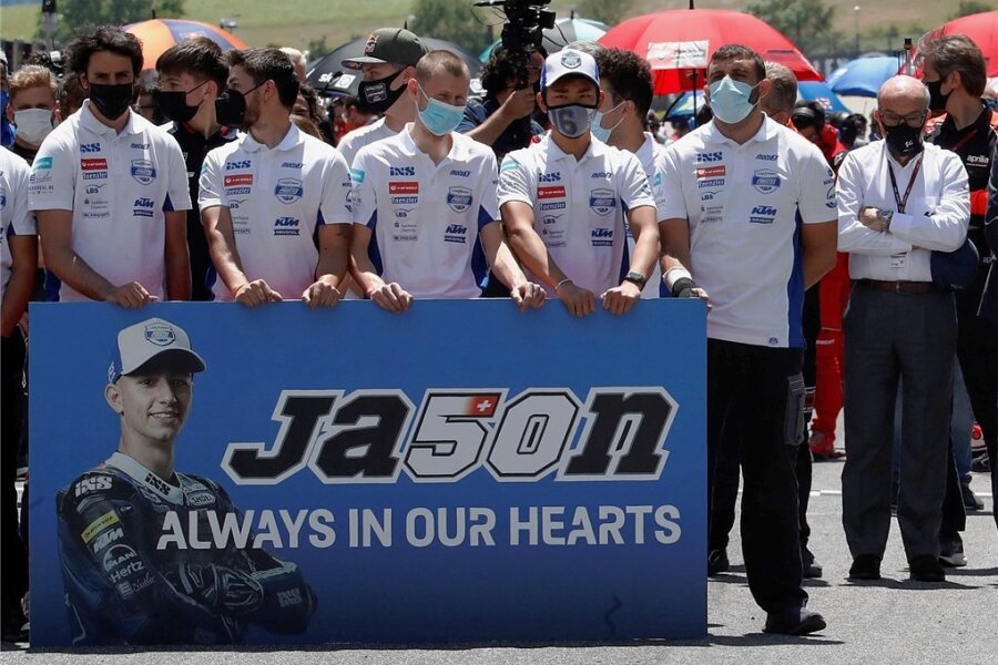 Das Team des sächsischen Rennstalls PrüstelGP sowie das gesamte Fahrerfeld gedachten in einer Schweigeminute vor dem MotoGP-Rennen des tödlich verunglückten Schweizers Jason Dupasquier. 