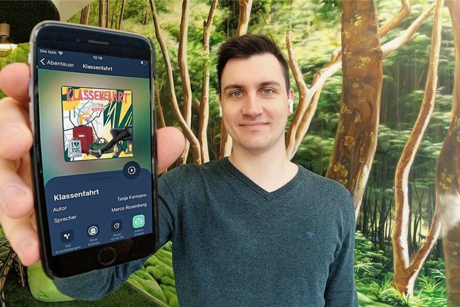 Bei Chemnitzer Hörspiel-Start-up hilft die Künstliche Intelligenz mit - Audory-Gründer Max Rose zeigt auf seinem Smartphone die interaktive Geschichte "Klassenfahrt", die in Chemnitz spielt. 