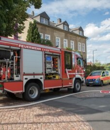 Bei Dacharbeiten bricht Feuer aus - 21 Kameraden der Feuerwehren Freiberg und Brand-Erbisdorf waren am Brandort im Einsatz. 