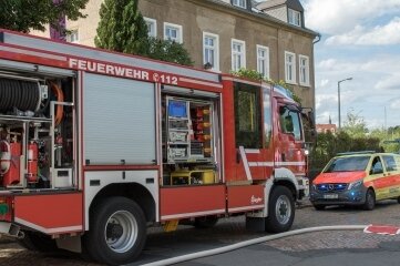 Bei Dacharbeiten bricht Feuer aus - 21 Kameraden der Feuerwehren Freiberg und Brand-Erbisdorf waren am Brandort im Einsatz. 