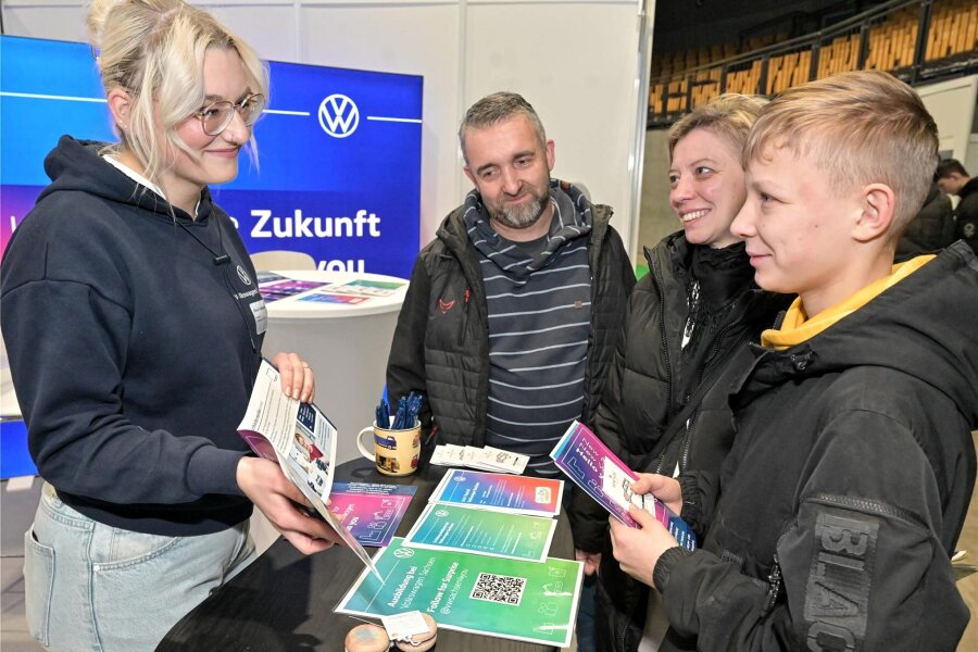Bei der Berufsmesse in Zwickau sind Teamplayer gefragt - Olivia Tschiersch, Personalwesen Volkswagen Sachsen (li.), im Gespräch mit Ronny und Cindy Birkner und ihrem Sohn Kevin.