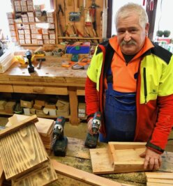 Bei dieser Werkstatt bestellen alle Förster des Erzgebirges - Hans-Jürgen Günzel arbeitet in der Holzwerkstatt in Beerheide. 