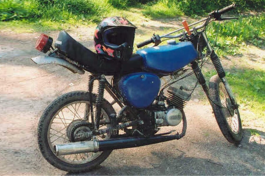 Bei Einbruch in Plauen klauen Unbekannte ein Moped und verschiedene Zubehörteile - Ein solches blaues Kleinkraftrad der Marke Simson S 51 wurde im Plauen gestohlen.