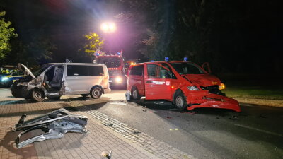 Bei Einsatz: Transporter stößt in Crimmitschau mit Feuerwehrauto zusammen - 
