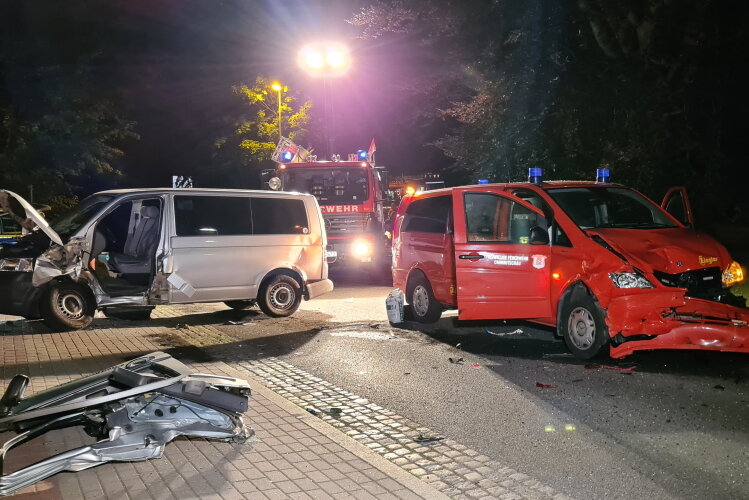 Bei Einsatz: Transporter stößt in Crimmitschau mit Feuerwehrauto zusammen 
