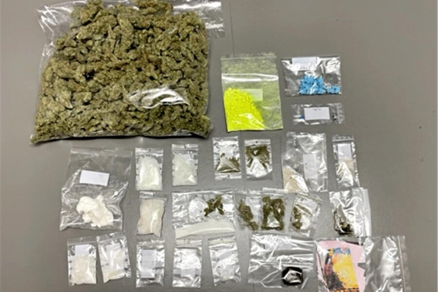 Bei Festnahmeversuch in Chemnitz: Mutmaßlicher Dealer beißt Polizisten - In den Taschen des Mannes fanden sich unter anderem 900 Gramm Marihuana, 132 Gramm Crystal und 422 LSD-Trips.