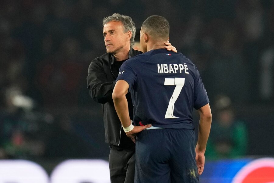 Bei Frage nach Real Madrid geht Mbappé einfach - PSG-Trainer Luis Enrique (l) tröstet Kylian Mbappé nach der Niederlage.