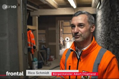 Bei „Frontal“ im ZDF: Adorfs Bürgermeister Rico Schmidt denkt über SPD-Austritt nach - Der Adorfer Rico Schmidt, hier auf der Baustelle des Erlebniszentrums Perlmutter, sprach im ZDF Klartext zur SPD.