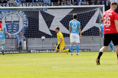 Bei Heimpleite des Chemnitzer FC: Fans versuchen vergeblich, ihre Mannschaft zu wecken - Das schnelle 0:1: CFC-Keeper David Wunsch kann nur frustriert dem Ball nachschauen.