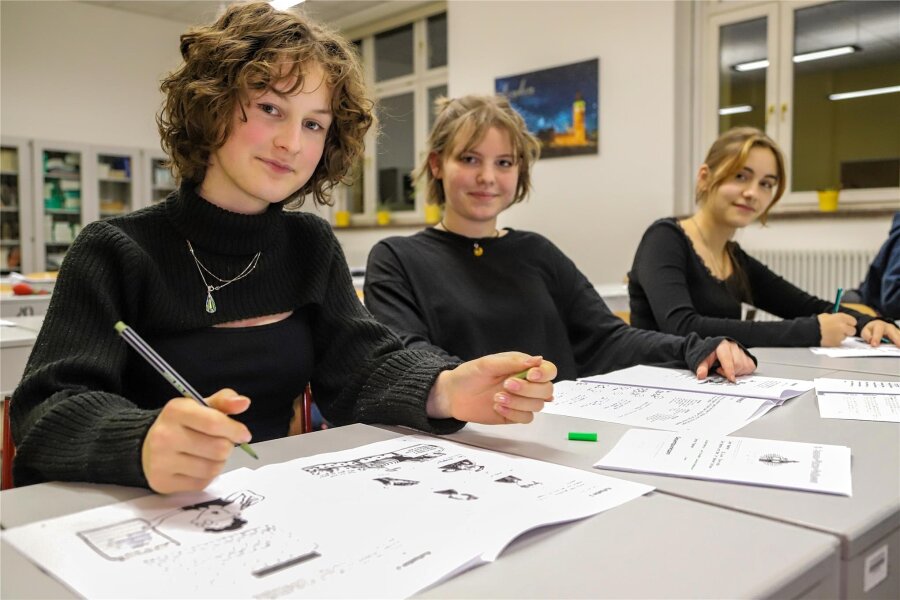 Bei Mathe und Englisch rauchen die Köpfe: Junge Erzgebirger messen sich bei Wettbewerb - Die Gymnasiasten Elsa Fahsel, Nele Dittmann und Jasmin Schwind haben die Englisch-Aufgaben der Viertklässler korrigiert.