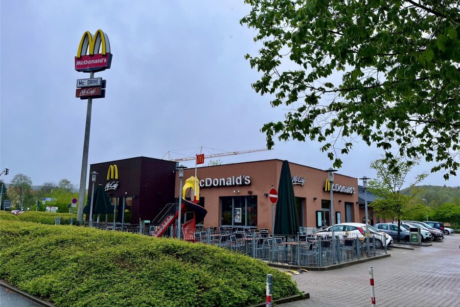 Bei McDonalds in Aue: Frau zeigt Hitlergruß und stiehlt Kleinwagen - Bei McDonalds in Aue ist ein Minicar von einer Frau gestohlen worden. Zuvor zeigte sie den Hitlergruß.