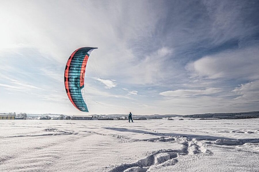 Bei Neuschnee ist in Satzung endlos Platz, um Lines zu ziehen - Der Snowkitespot Satzung am Fuße des Hirtsteins ist in der Kiterszene deutschlandweit ein Begriff. Flysurfer zeigen ihr Können.