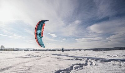 Bei Neuschnee ist in Satzung endlos Platz, um Lines zu ziehen - Der Snowkitespot Satzung am Fuße des Hirtsteins ist in der Kiterszene deutschlandweit ein Begriff. Flysurfer zeigen ihr Können. 