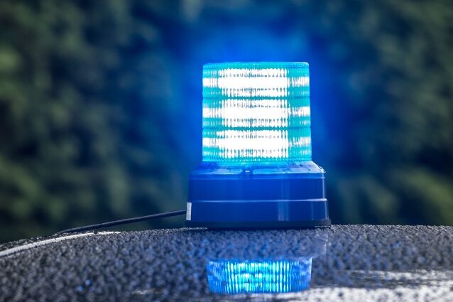Bei Rot gefahren und mehrmals Vorfahrt genommen - Mithilfe einer aufmerksamen Autofahrerin hat die Polizei eine BMW-Fahrerin ausfindig gemacht, die in Oelsnitz am Montag den Straßenverkehr mehrfach gefährdet hat.