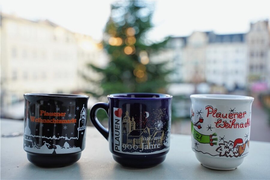 Bei Sammlern begehrt: Plauener Weihnachtsmarkttasse 2022 ist da - Die Plauener Weihnachtsmarkttasse 2022 (Bildmitte) sowie die Exemplare der Vorjahre gibt's ab dem kommenden Dienstag auf dem Plauener Weihnachtsmarkt.