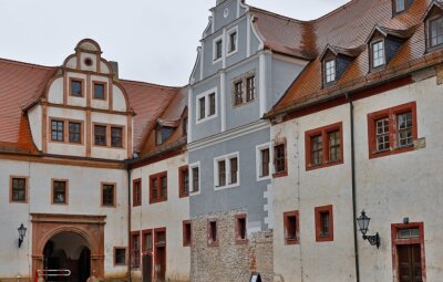 Bei Schlosssanierung soll der Marstall außen vor bleiben - Im Innenhof von Forderglauchau kann man sehen, wie die Fassade mal aussehen soll. 