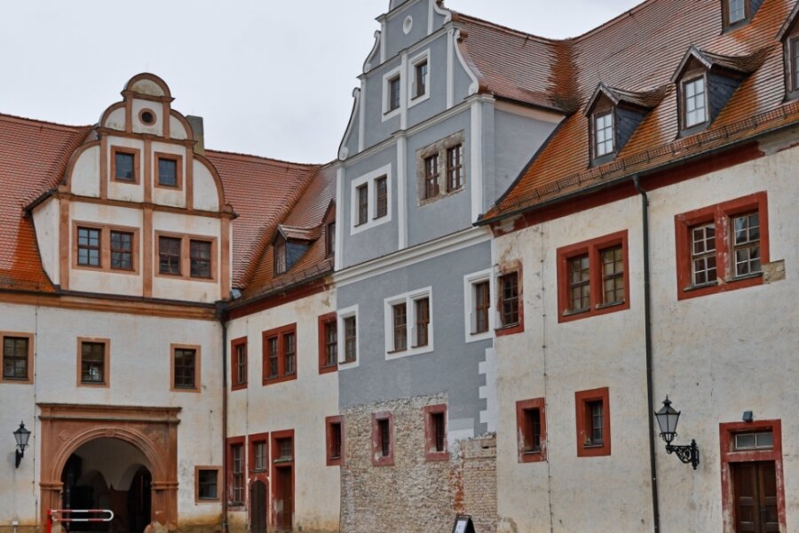 Bei Schlosssanierung soll der Marstall außen vor bleiben - Im Innenhof von Forderglauchau kann man sehen, wie die Fassade mal aussehen soll. 