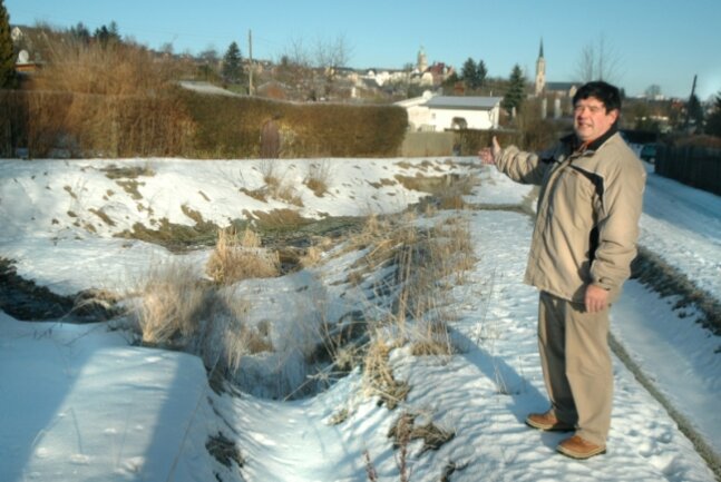 Bei Schneeschmelze heißt es "Land unter" - 
              <p class="artikelinhalt">Gerd Seidel zeigt die Stelle, wo der Lohbergbach bei Schneeschmelze oder Starkregen regelmäßig für Überschwemmungen sorgt. </p>
            