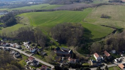 Bei Schönau könnten 20 Hektar zum Solarpark werden - In der Ortslage Schönau könnte auf der grünen Fläche hinter der Baumkante ein etwa 20 Hektar großer Solarpark entstehen. 