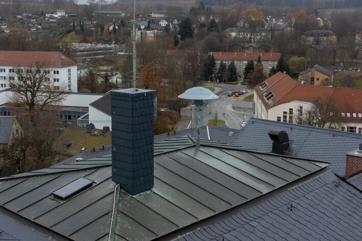 Bei Sirenen noch viele Lücken - In Rodewisch war von einst sechs alten Sirenen nur die auf dem Dach der Grundschule erhalten geblieben. Die Stadt legt jetzt los und lässt zwei moderne elektronische Sirenen installieren. 