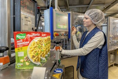 Bei Unilever Auerbach gibt's Spaghetteria und Suppen am laufenden Band - Celina Martin ist Fachkraft für Lebensmitteltechnik und bedient im Auerbacher Werk von Unilever die Abpack-Linie für Nudelprodukte wie Spaghetteria, Pastaria und Co. 