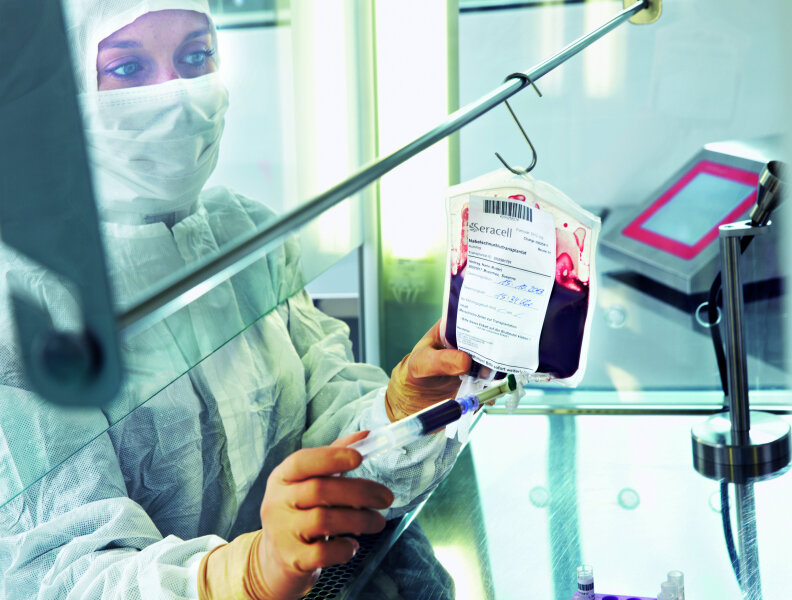 "Bei uns lagert die konservierte Zukunft" - Im Reinraumlabor untersucht eine Mitarbeiterin von Seracell ein Nabelschnurtransplantat.