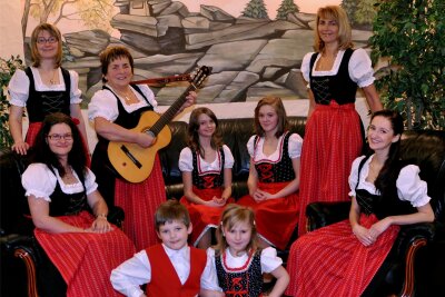 Bei „Weihnachten bei uns im Vogtland“ in Grünbach werden drei Jubiläen gefeiert - Seit 70 Jahren gibt es die Grünbacher Folkloristen mit Erika Reuter. So sah die Gruppe 2013 aus.