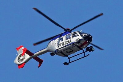 Bei Zwickau: Polizei kontrolliert Verkehr auf S 286 erneut mit Helikopter - Mit Hilfe eines Helikopters wurde am Mittwoch der Verkehr auf der S 286 bei Reinsdorf kontrolliert.