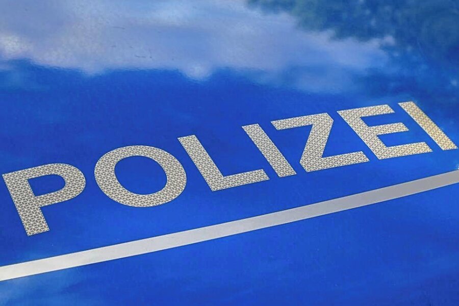 Beierfeld: Fußgänger stirbt nach Sturz - Ein 71-jähriger Fußgänger ist in Beierfeld nach einem Sturz verstorben.