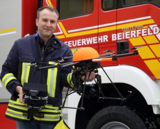 Beierfelder Feuerwehr bekommt jetzt Unterstützung aus der Luft - Stolz zeigt Jörg Zimmermann die erste Drohne, die bei einer sächsischen Feuerwehr zur Ausrüstung gehört. Stationiert wird sie in Beierfeld. Ihre Kameras könnten etwa bei der Vermisstensuche helfen.