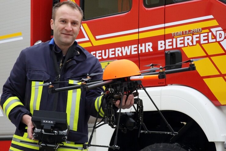 Beierfelder Feuerwehr bekommt jetzt Unterstützung aus der Luft - Stolz zeigt Jörg Zimmermann die erste Drohne, die bei einer sächsischen Feuerwehr zur Ausrüstung gehört. Stationiert wird sie in Beierfeld. Ihre Kameras könnten etwa bei der Vermisstensuche helfen.