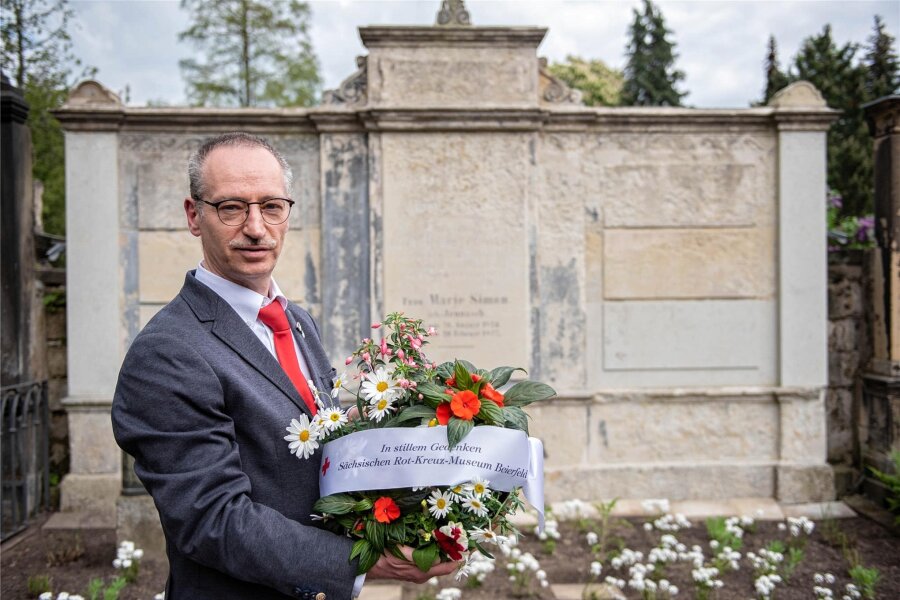 Beierfelder Museumschef erhält den DRK-Geschichtspreis - André Uebe ist ehrenamtlicher Chef des Rot-Kreuz-Museums in Beierfeld und hat das inzwischen restaurierte Grab von Marie Simon in Dresden gefunden.