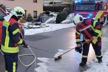 Die Feuerwehr Beierfeld beseitigt An der Dürre Schönberg eine lange Ölspur. 