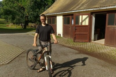 Beiersdorfer Pfarrhof bekommt einen Fahrradparcours - Pfarrer Andreas Virginas setzt aufs Rad. Auf dem Gelände des Pfarrhofes in Beiersdorf will der 41-Jährige einen Fahrradparcours bauen. In der Scheune soll eine Schrauberwerkstatt entstehen. 