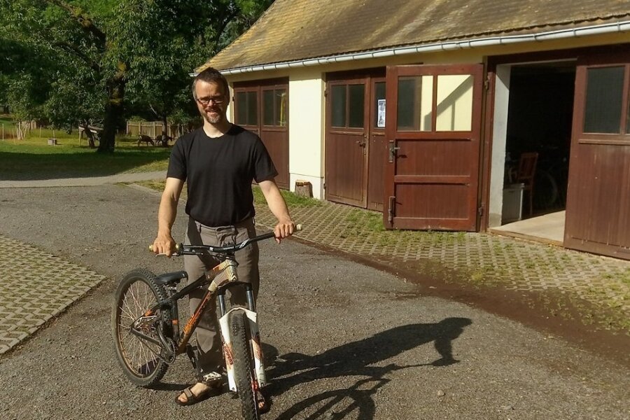 Pfarrer Andreas Virginas setzt aufs Rad. Auf dem Gelände des Pfarrhofes in Beiersdorf will der 41-Jährige einen Fahrradparcours bauen. In der Scheune soll eine Schrauberwerkstatt entstehen. 