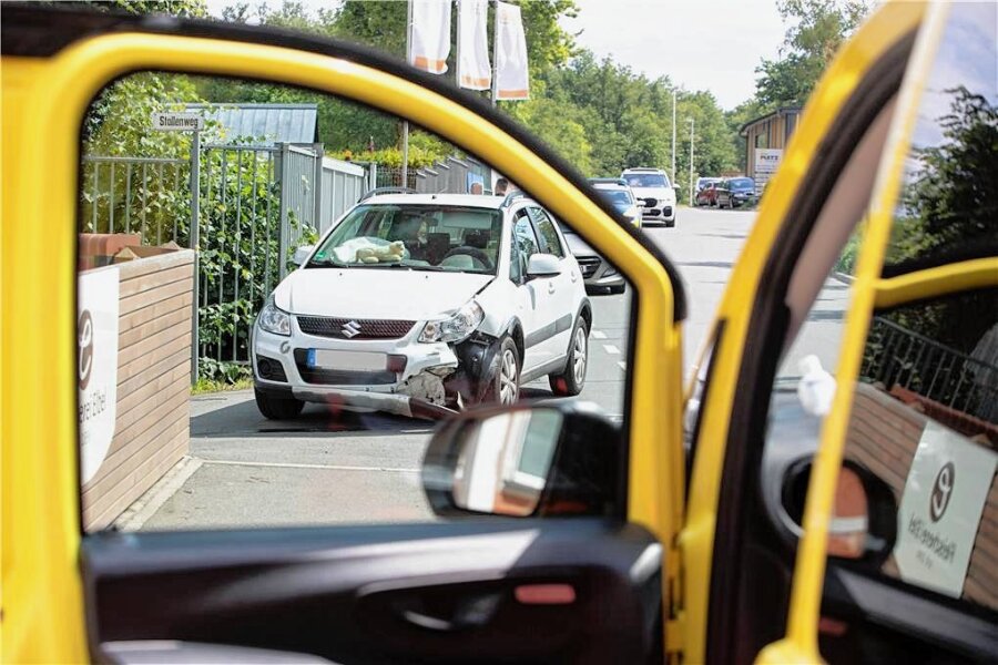 Beifahrer bei Kollision in Plauen schwer verletzt - Dem Suzuki wurde auf der Falkensteiner Straße die Vorfahrt genommen. Das Auto musste abgeschleppt werden.