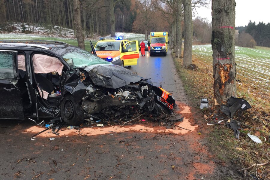 Beifahrer bei Unfall auf S 235 zwischen Grünhainichen und Waldkirchen schwer verletzt - Ein Beifahrer wurde bei einem Unfall auf der S 235 zwischen Grünhainichen und Waldkirchen schwer verletzt.