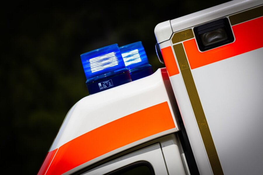 Beifahrerin bei Unfall auf A4 schwer verletzt - Eingeschaltetes Blaulicht an einem Rettungswagen.