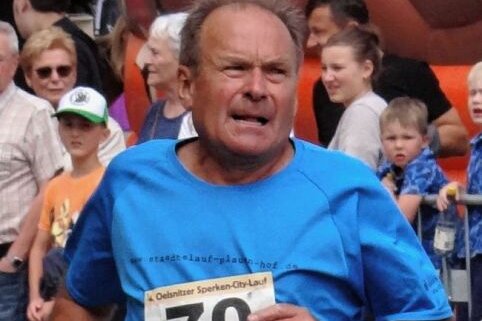 Beifall der Festgäste macht den Läufern Beine - Das Alter als Startnummer: Der70-jährige Bernd Krause aus Oberhermsgrün war ältester Läufer.