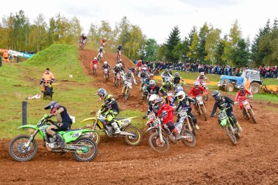 Beim 27. Internationalen Motocross von Thurm geht es zwei Tage rund - Auf spannende Rennen wie 2021 (Foto) können sich die Motocross-Fans am Wochenende auf der 1430 Meter langen Runde freuen. 