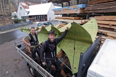 Beim Adventsmarkt in Rödlitz gibt es einen neuen Hingucker - Zimmermann Axel Vogel (mit Hut) und Geselle Nouel Keller beim Abtransport des neuen Holzbaumes.