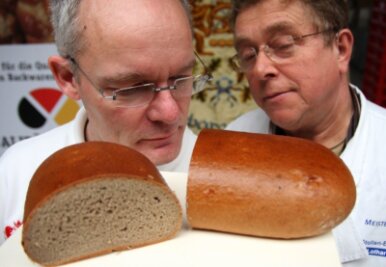 Beim Bäckerbrot ist alles im Lot - Brotprüfer Michael Isensee (links) am Mittwoch  in Aktion: Im Betrieb vom Obermeister der Marienberger Bäckerinnung, Lothar Melzer, nahm er Brot und Brötchen von zehn Herstellern unter die Lupe.