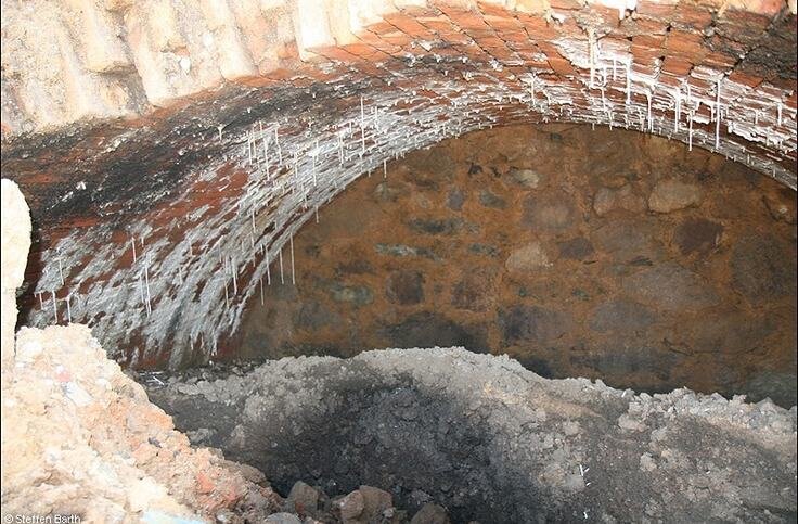 Beim Bau der Westtrasse auf unterirdische Gänge gestoßen - Einer der gefundenen unterirdischen Gänge. Vermutlich handelt es sich dabei um den Keller eines ehemaligen Wohnhauses.