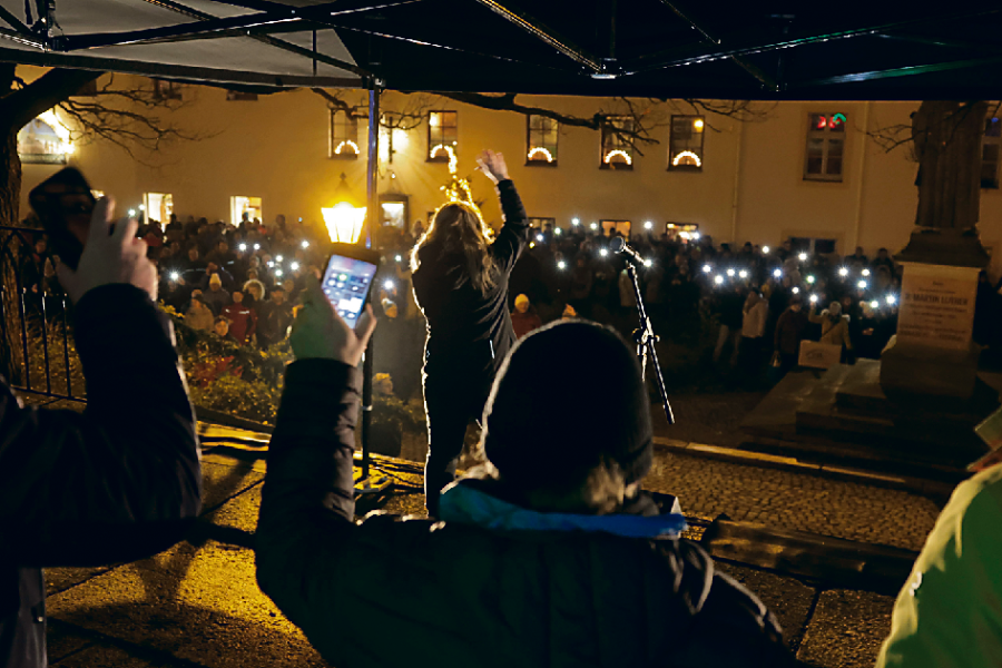 Beim Berggeschrey erheben erneut Hunderte Erzgebirger ihre Stimme - Die "Berggeschrey"-Teilnehmer erneuerten am Dienstagabend in Annaberg ihre Forderungen gen Berlin. Das Licht ihrer Handys ist das Symbol dafür, dass sich die Erzgebirger "ihr Licht nicht nehmen lassen".Foto: Ronny Küttner