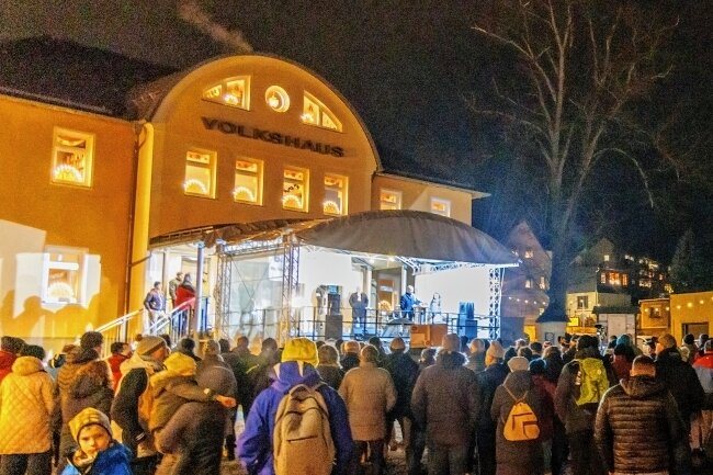 Beim Berggeschrey erheben erneut Hunderte Erzgebirger ihre Stimme - Auf dem Neumarkt hatten sich schätzungsweise 300 Protestteilnehmer versammelt. 