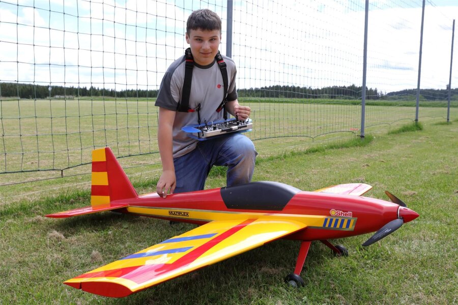 Beim Dreieck noch zu rund: Junge Modellflieger feilen an ihrer Technik - Elias Wolf holte bei der Jugendmeisterschaft auf dem Modellflugplatz am Spiegelwald zwei Siege: im Team und im Einzel. Nun freut er sich auf den Start bei der deutschen Meisterschaft.