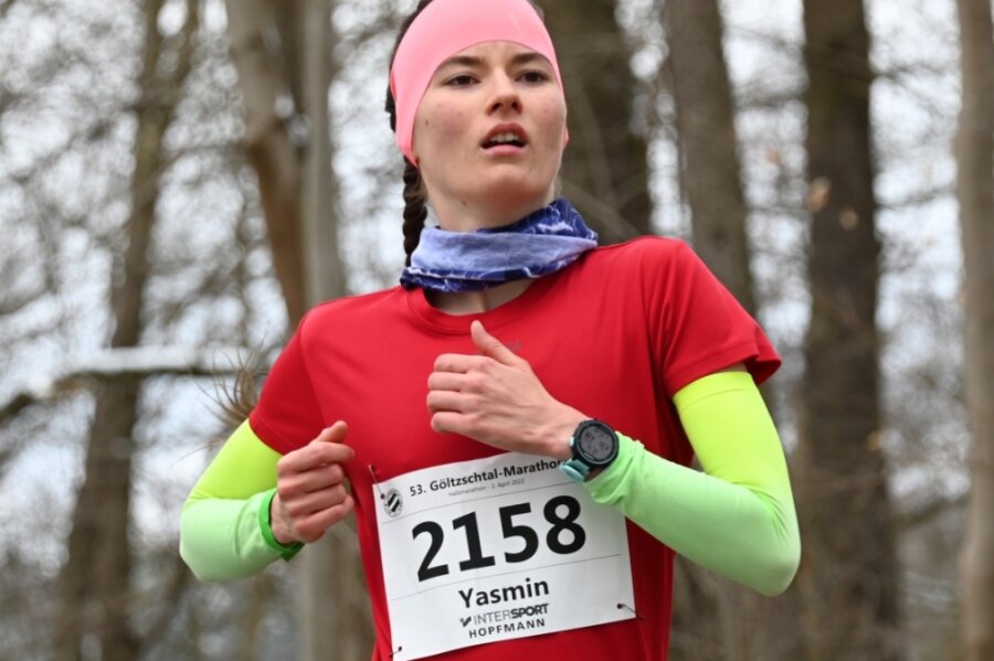 Starke Leistung: In einer Laufzeit von 1:27,16 h hat Yasmin Ulbrich von der SG Motor Thurm über die Halbmarathon-Distanz den Sieg bei den Frauen geholt. Damit ist sie neue Landesmeisterin. 