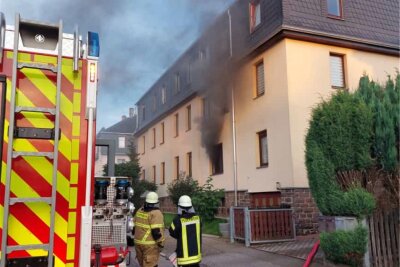 Beim Essen zubereiten: Mann löst Brand in Limbach-Oberfrohna aus - Bei dem Feuer in einem Mehrfamilienhaus auf der Hohen Straße wurde die Küche beschädigt und die Fassade verrußt.